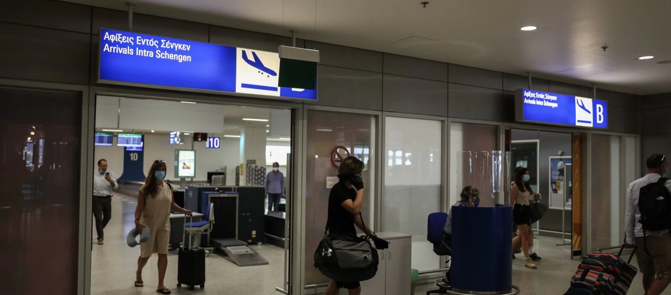 Νέο πλήγμα στον τουρισμό από την κυβέρνηση: Μόνο με αρνητικό τεστ στην Ελλάδα οι ταξιδιώτες από Ρουμανία-Βουλγαρία